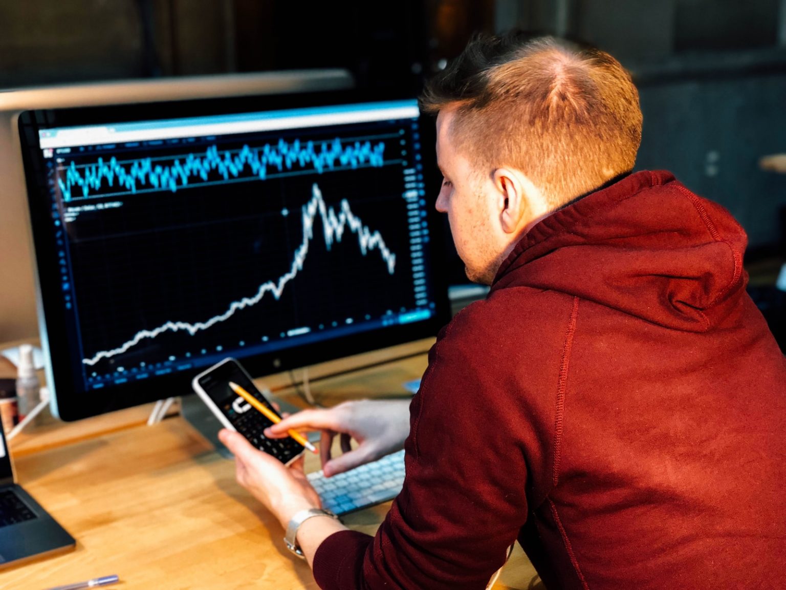 Jovem analisando gráfico de bitcoin (Chris Liverani)