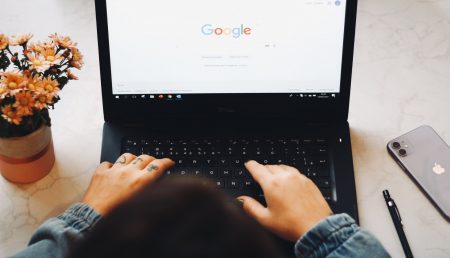 Jovem em frente ao notebook acessando Google (Nathana Rebouças)