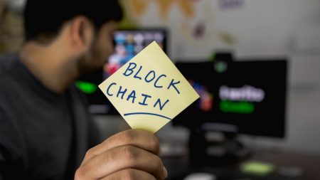 Jovem segura bilhete escrito Blockchain (Hitesh Choudhary)