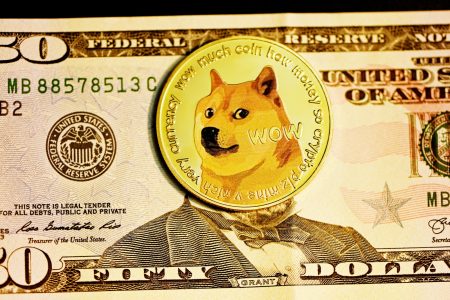 Moeda de Dogecoin em cima de nota de dólar (Executium)
