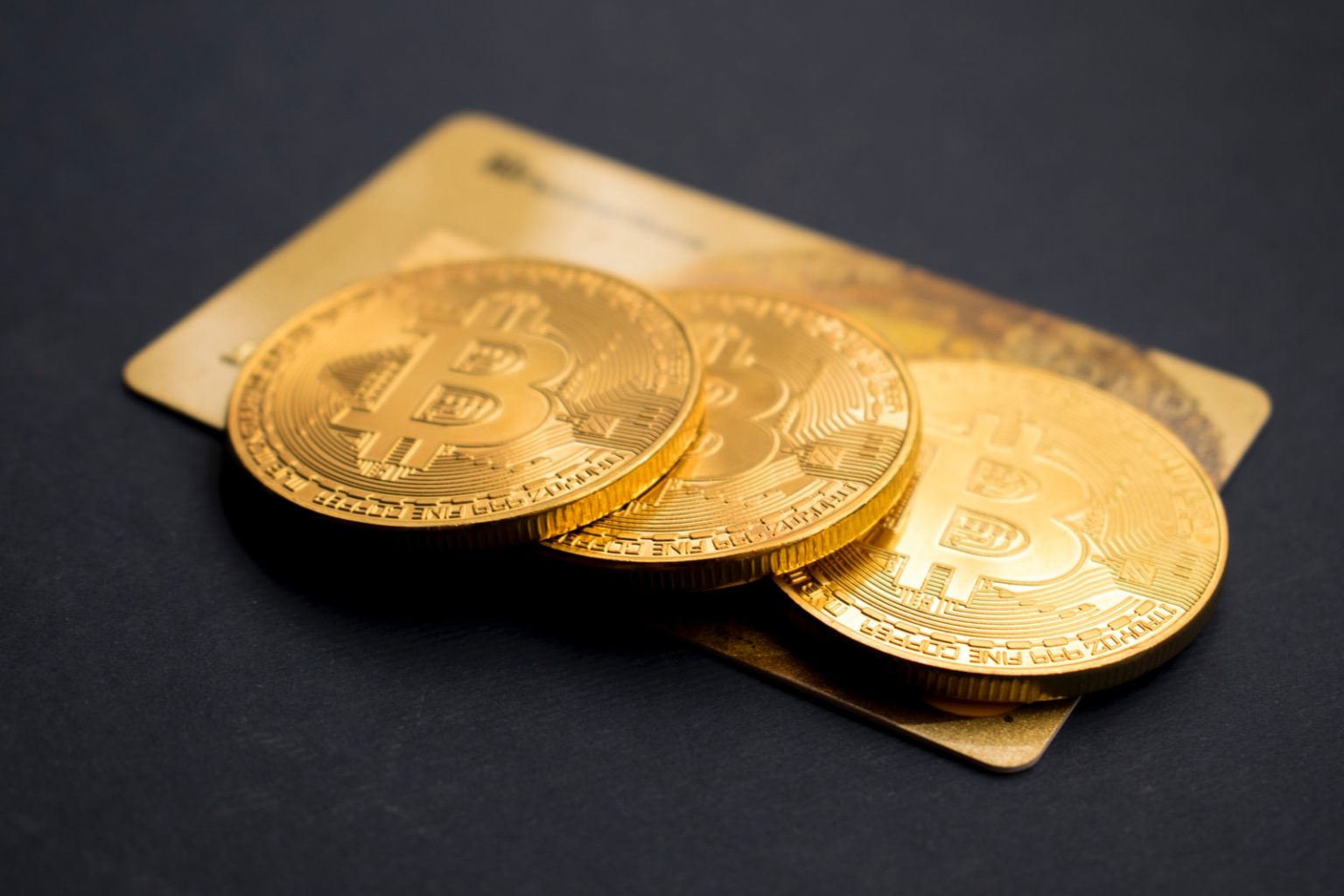Moedas de Bitcoin em cor ouro (Dmitry Demidko)