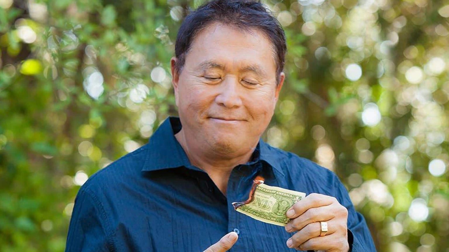 Robert Kiyosaki queimando nota de dólar (Reprodução / Instagram)