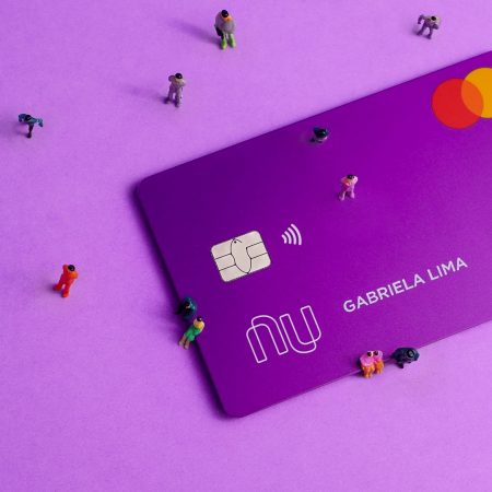 cartão Nubank gigante (Página do Facebook Nubank)