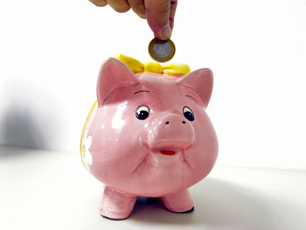 Abrir uma caderneta de poupança se tornou cringe Cofre de porquinho (Marcello Casal Jr / Agência Brasil)