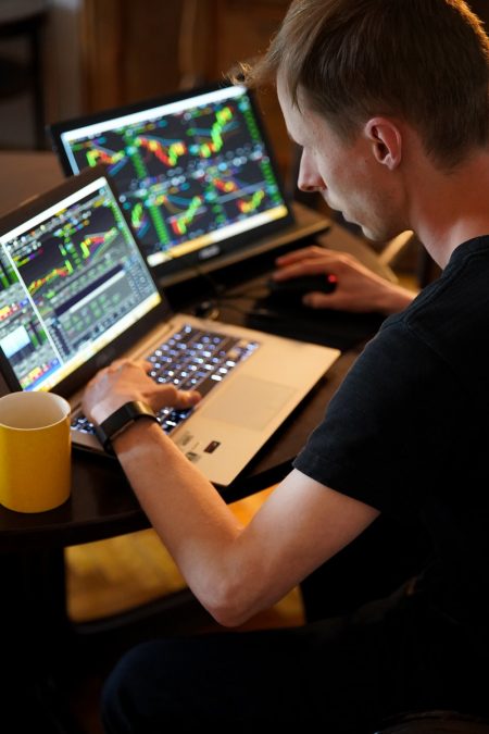 Homem sentado na frente do laptop (Adam Nowakowski)