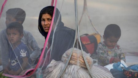 Mulher afegã com crianças (Divulgação Internacional Rescue Commuttee)