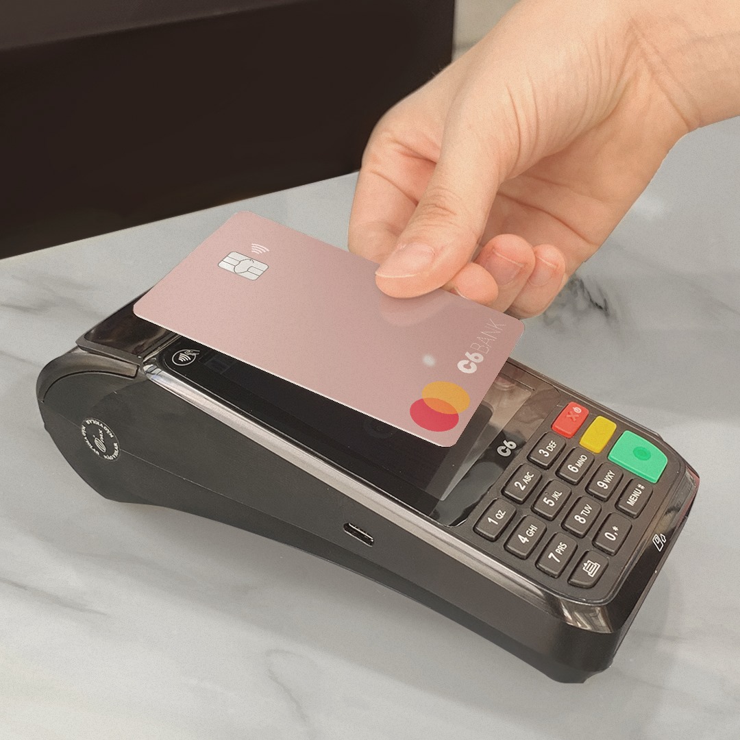 Como abrir uma conta no C6 Bank? Passando cartão rosa do C6 Bank na maquininha por aproximação (Página do facebook oficial do C6 Bank)