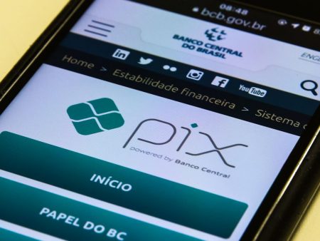 Smartphone com app PIX (Marcello Casal Jr)
