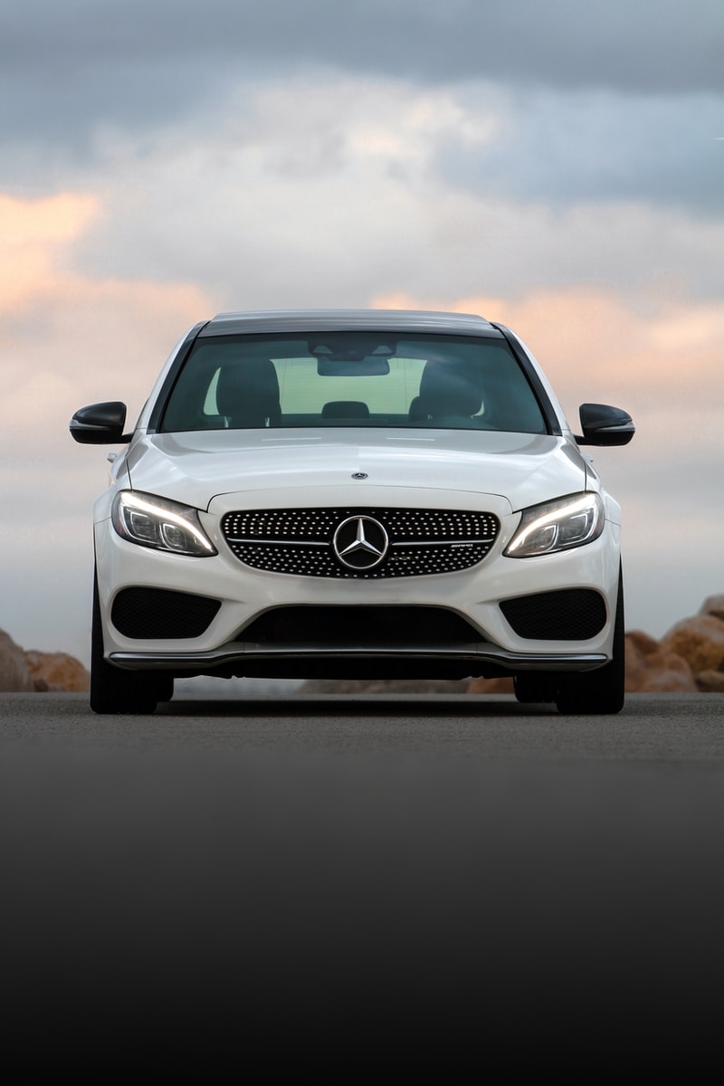 SUV Mercedes-Benz branco (Cian Leach)