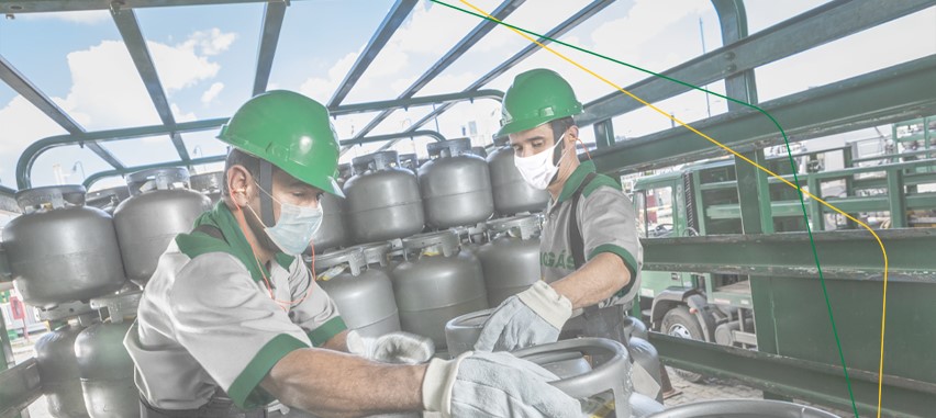 Novo reajuste nas distribuidoras pode deixar botijão de gás 7% mais caro Homens carregando caminhão com botijão de gás (Divulgação Liquigas)