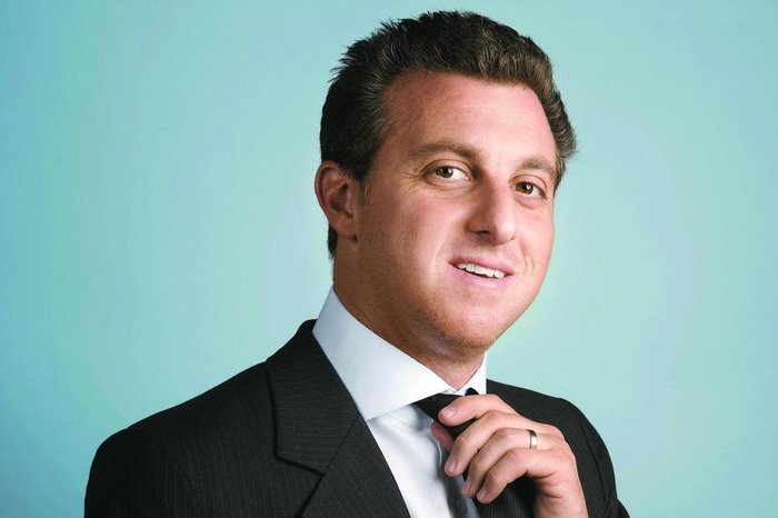 Luciano Huck de terno (Reprodução)