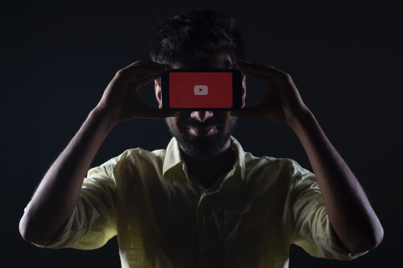 Homem com smartphone na cabeça (Rachit Tank)