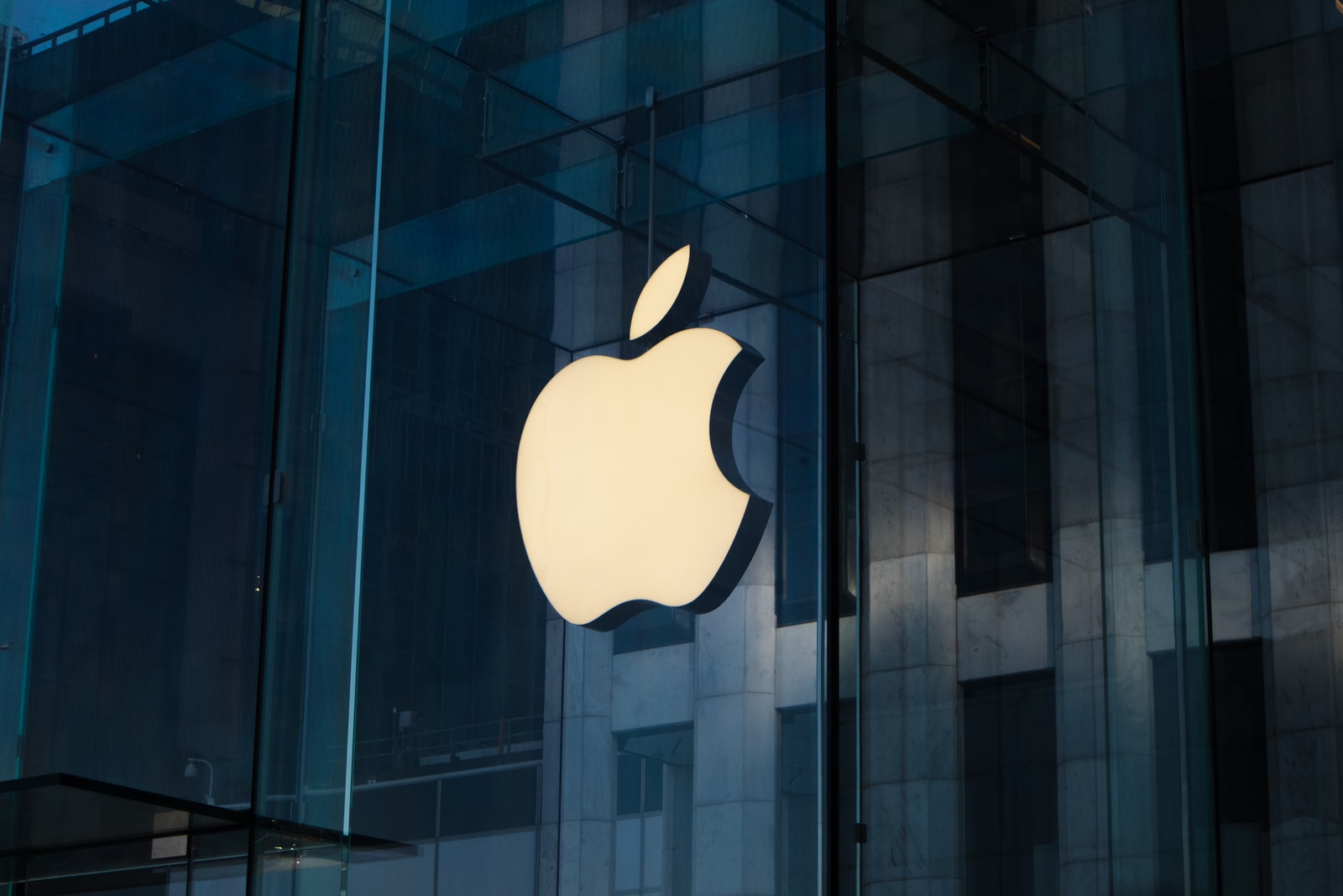 Logo da Apple em vidro de janela (Laurenz Heymann)