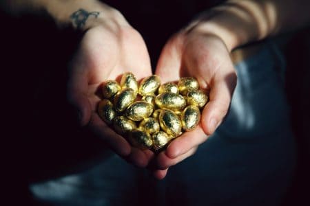Pessoa segurando ovos de ouro (Sharon McCutcheon)