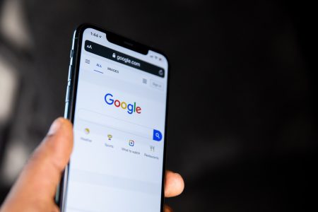 Smartphone preto com página do Google aberta (Solen Feyissa)