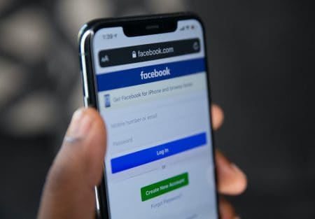 Página do Facebook no Smartphone (Solen Feyissa)