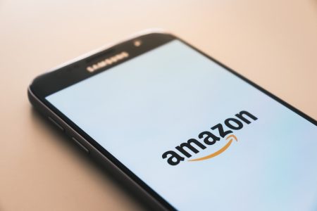 Smartphone preto exibindo o logotipo da Amazon (Christian Wiediger)