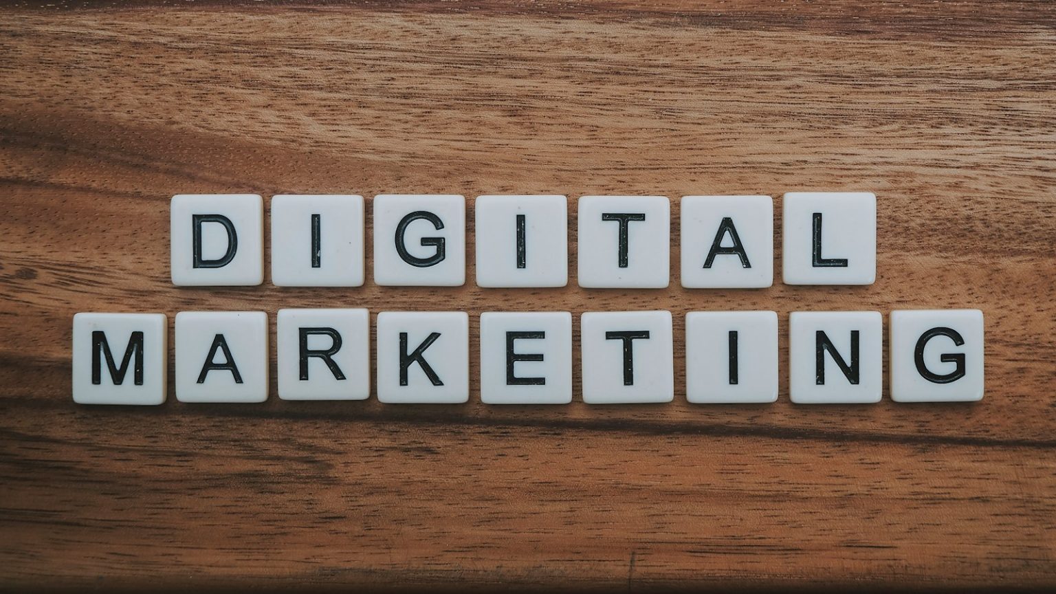 O que é marketing digital? digital marketing artwork on brown wooden surface