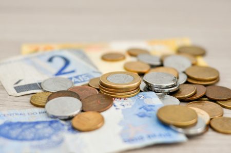 Quando o novo salário mínimo de R$ 1.582 começa a valer em 2026 Brazilian money minimum wage