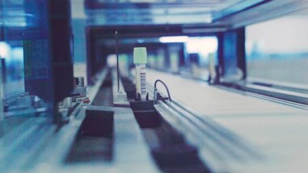 Reino Unido impulsa la IA para liderar experimentos científicos AI robot scientist lab