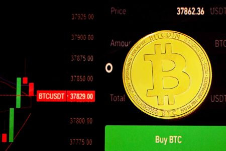 Bitcoin recua: guerra tarifária EUA-UE abala criptomercado bitcoin price drop