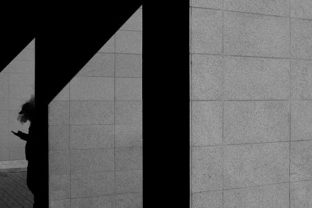 O CEO na era da IA: novas competências para a liderança CEO with AI interface