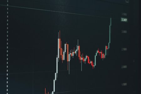 Recompra de tokens: Por que o mercado cripto aposta nessa estratégia crypto token buyback graph
