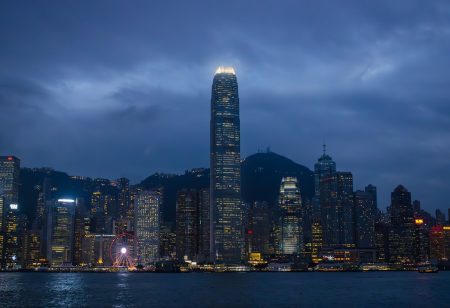 Hong Kong emitirá licenças de stablecoin no 1º trimestre Hong Kong skyline crypto regulation