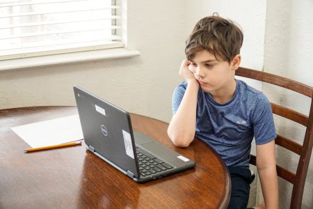 Segurança online infantil: o cerco se fecha em 2026 kids online safety regulation