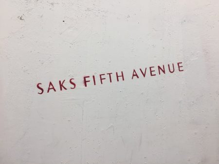 A queda do gigante: como o proprietário da Saks Fifth Avenue faliu Saks Fifth Avenue store facade