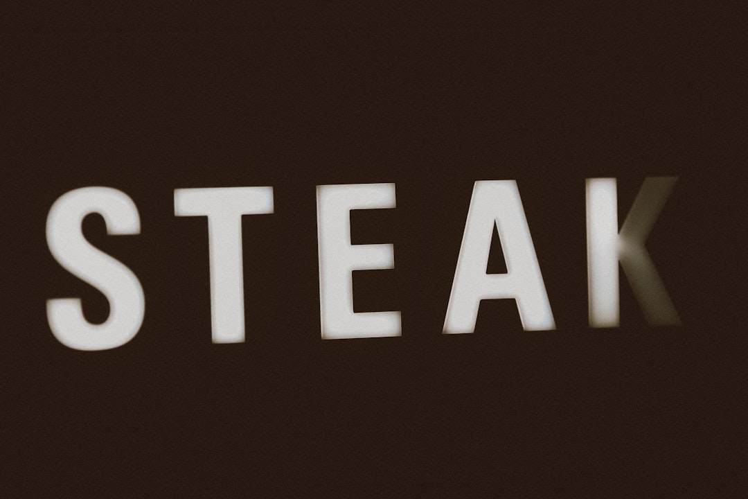 Steak ‘n Shake eleva su tesorería de Bitcoin con $10 millones Steak n Shake restaurant Bitcoin logo