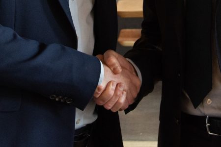 O custo da diplomacia amadora de Trump Trump diplomacy handshake