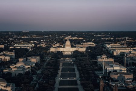 Senado dos EUA avança em legislação cripto com foco em desenvolvedores US Capitol blockchain